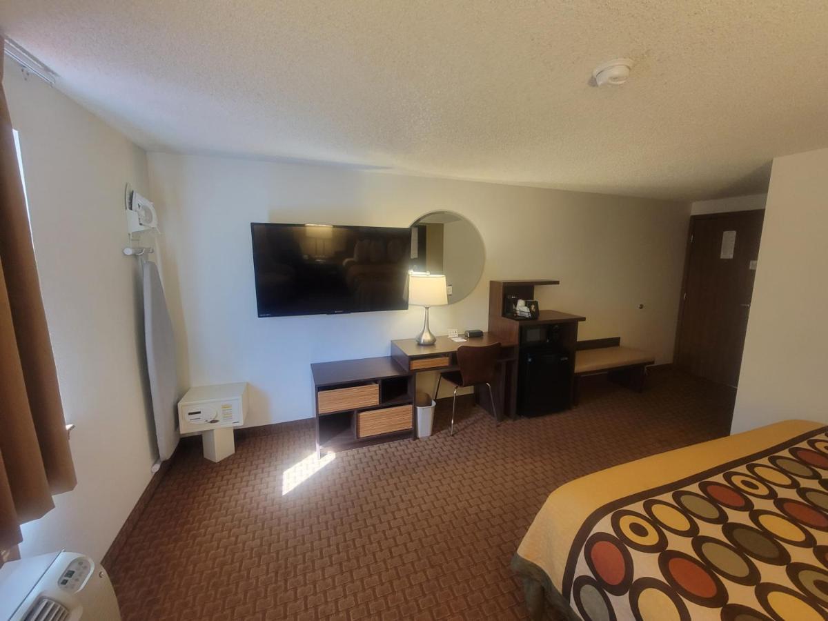 Super 8 By Wyndham Cody Hotel Exterior photo