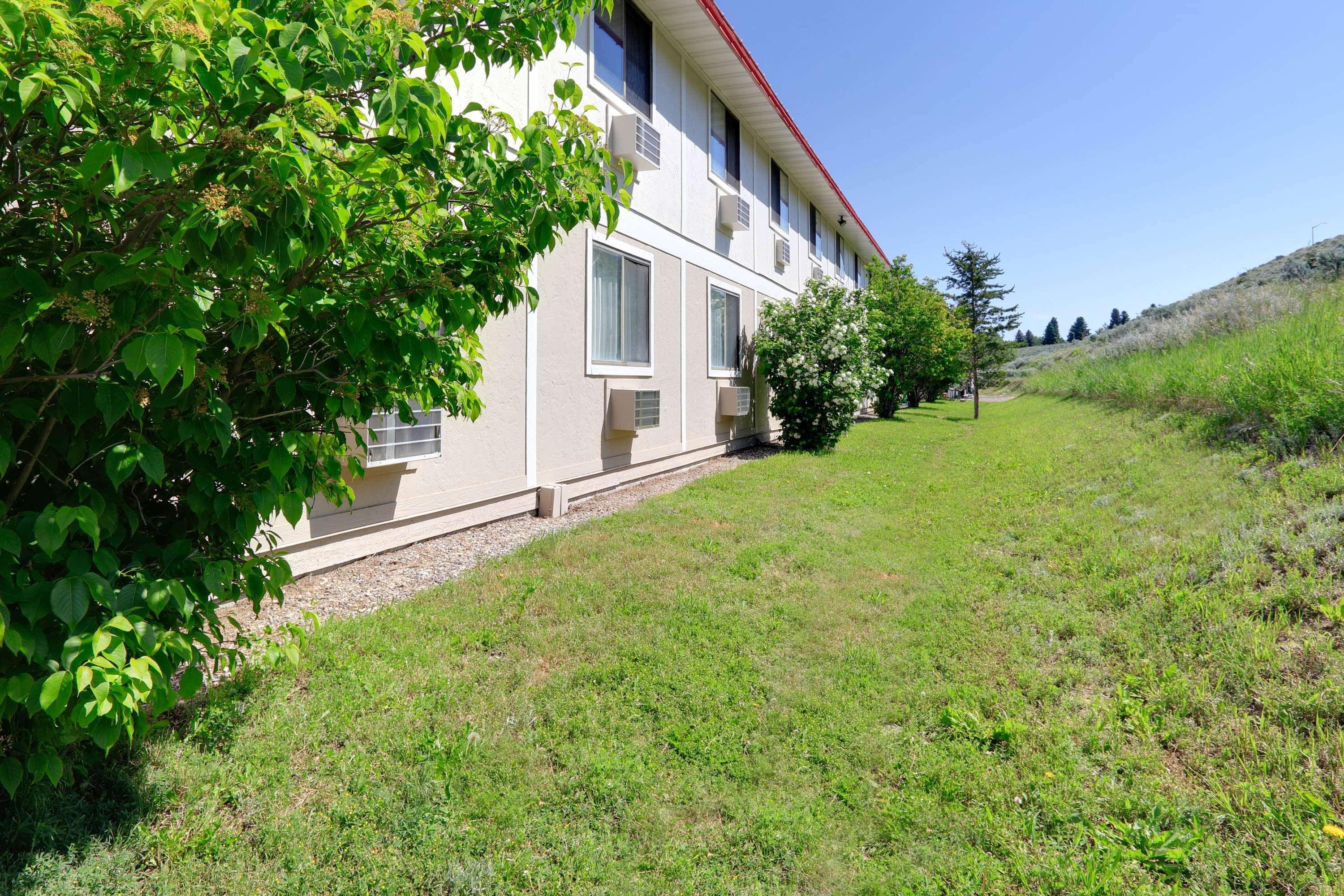 Super 8 By Wyndham Cody Hotel Exterior photo