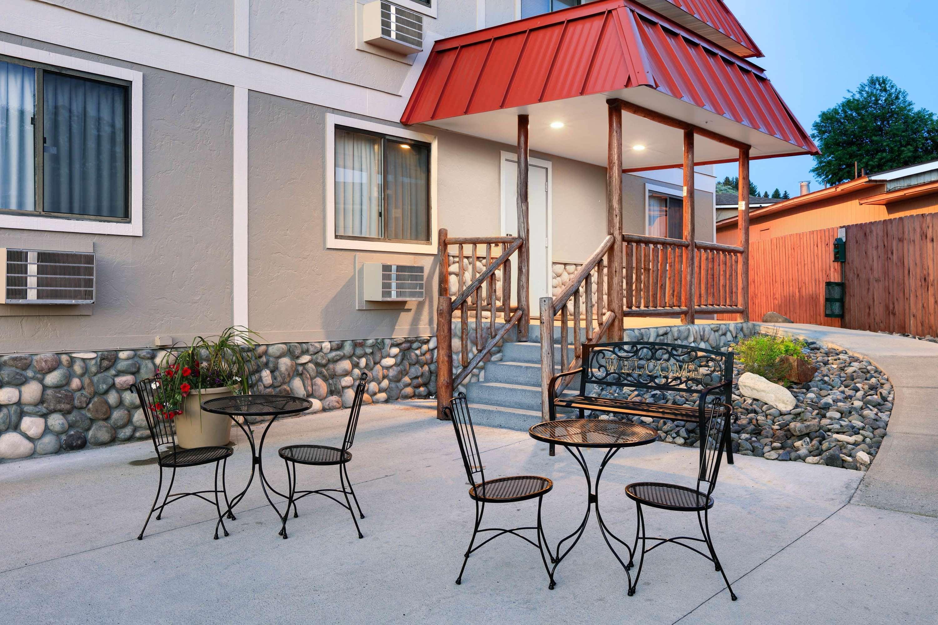 Super 8 By Wyndham Cody Hotel Exterior photo