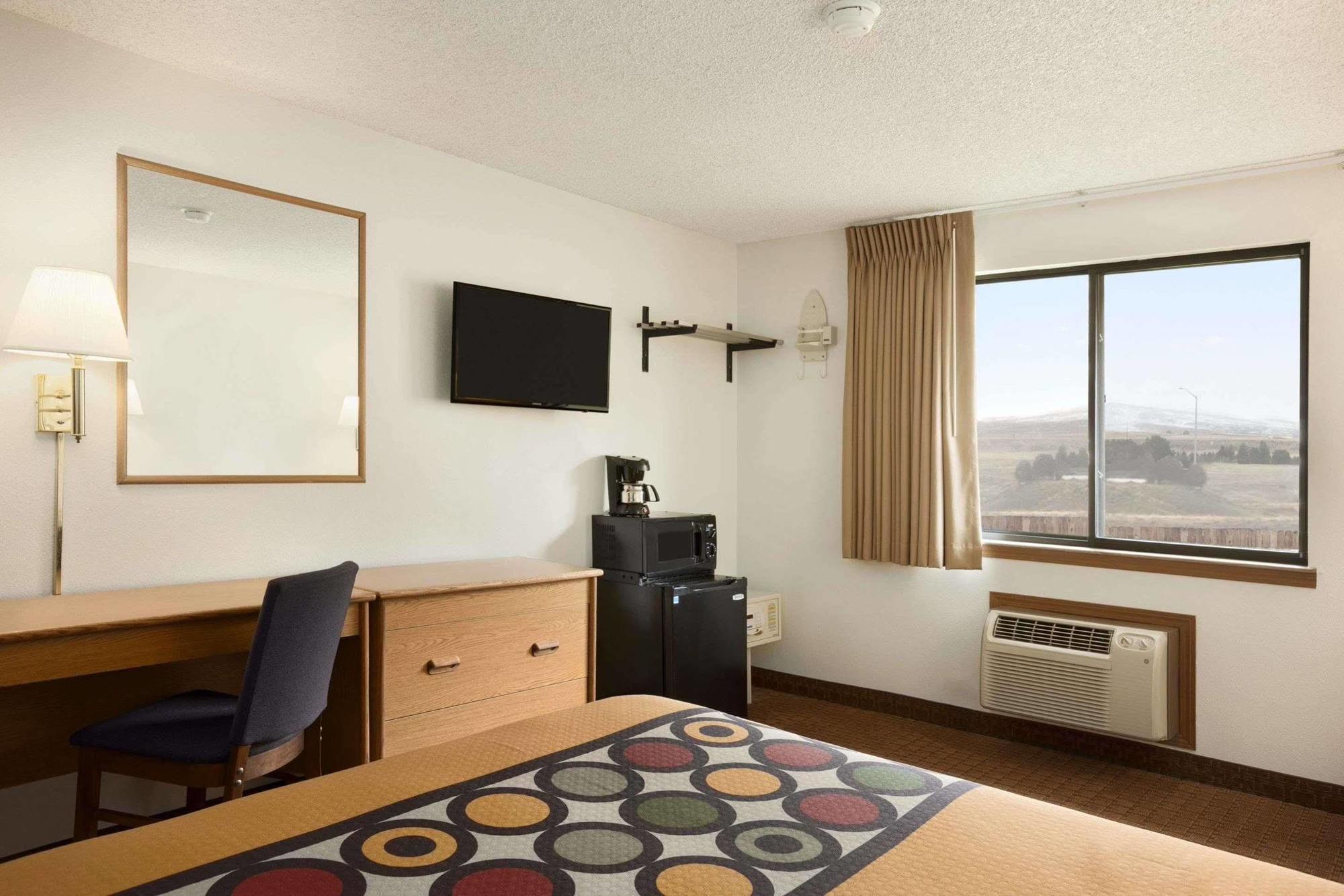 Super 8 By Wyndham Cody Hotel Exterior photo