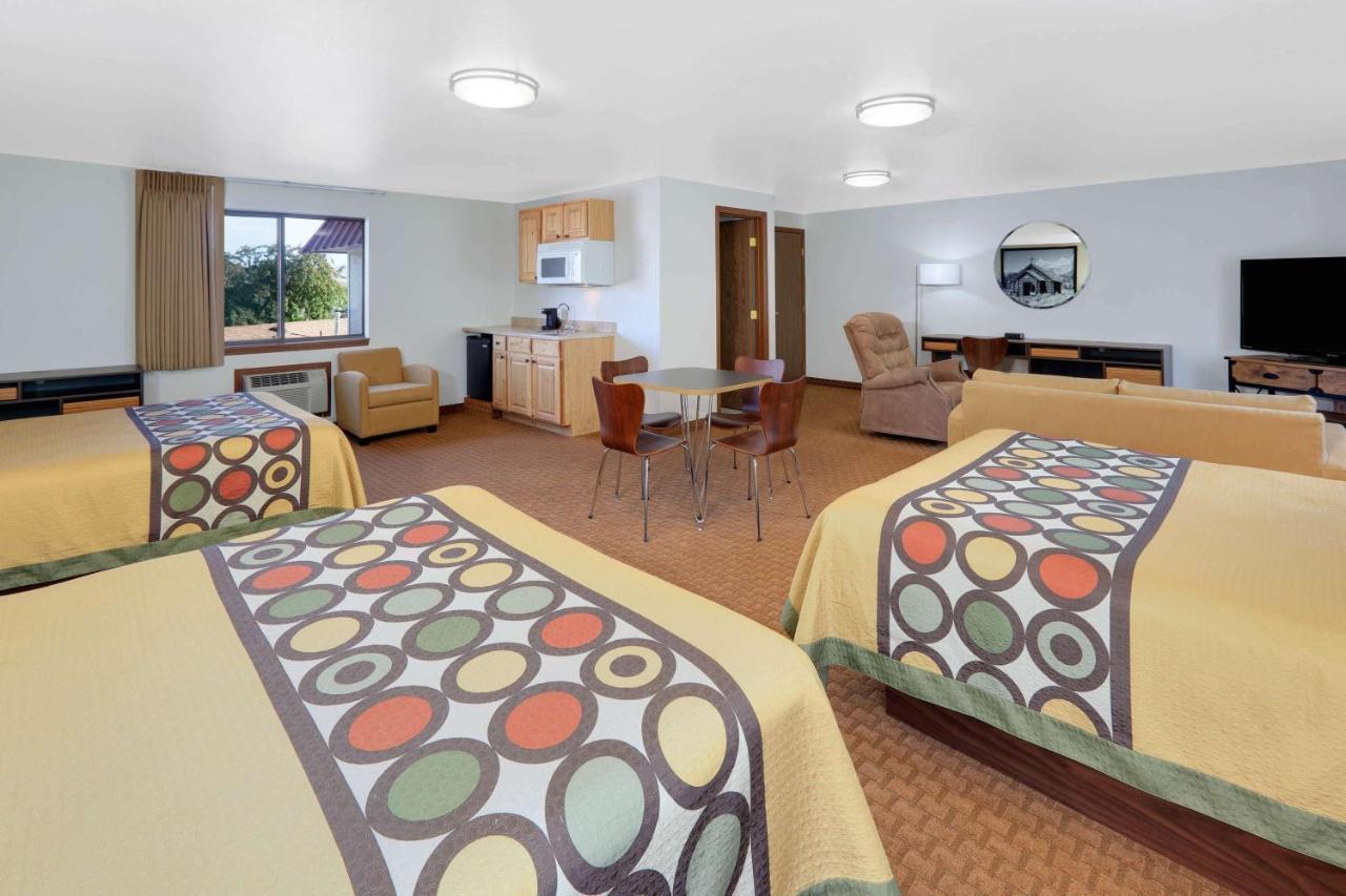 Super 8 By Wyndham Cody Hotel Exterior photo