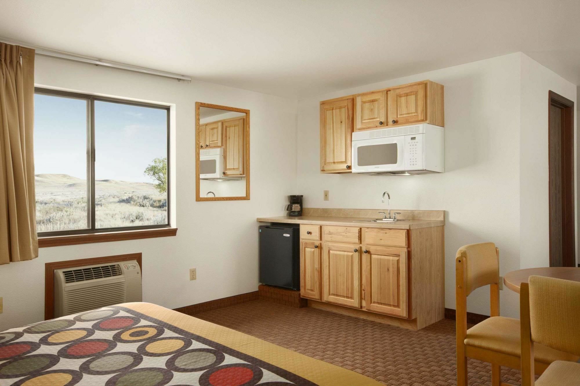 Super 8 By Wyndham Cody Hotel Exterior photo