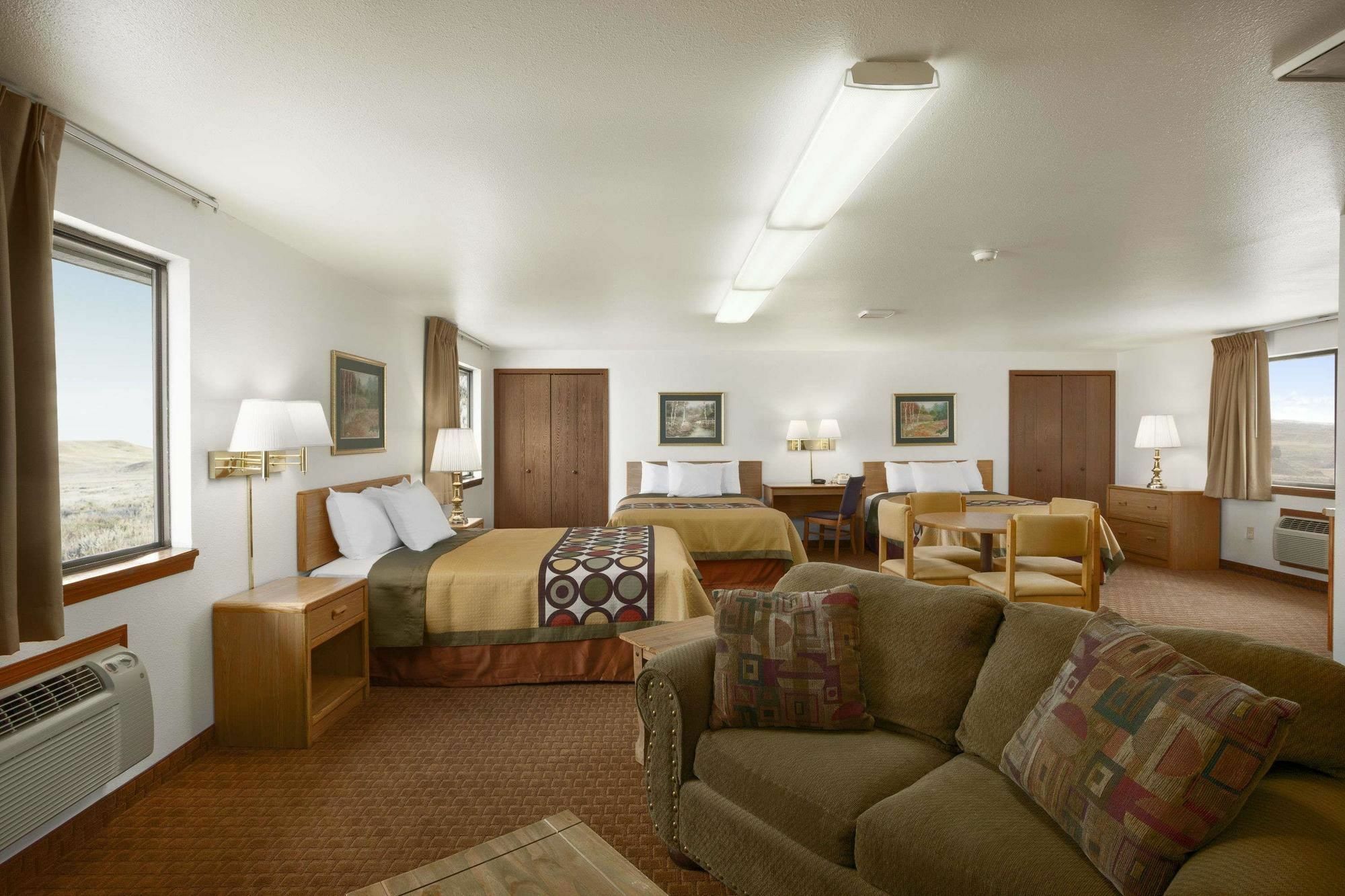 Super 8 By Wyndham Cody Hotel Exterior photo